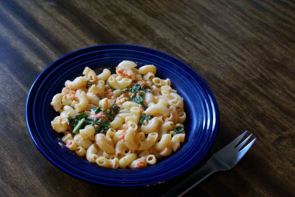 Red pepper mac'n'cheese with greek yogurt and kale Red pepper mac'n'cheese with greek yogurt and kale.