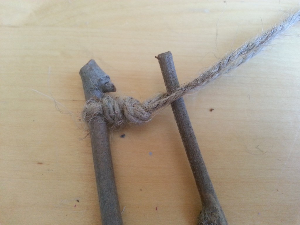 Make a second knot and place the next stick between the two pieces of jute. Make a second knot and place the next stick between the two pieces of jute.