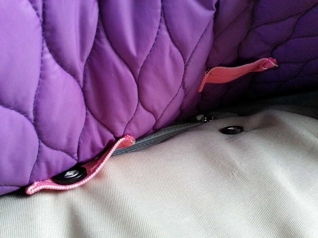 Attaching sleeve to bag by button and buttonhole elastic.