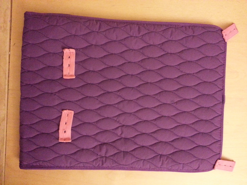Top and bottom buttonhole elastic.